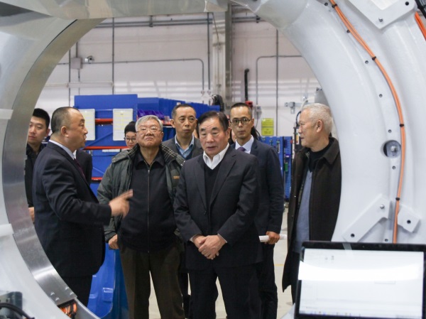 瓦里安全球副总裁兼大中华区总裁张晓博士向吴明江委员及其一行介绍瓦里安最新智能加速器